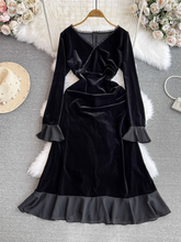 Herbst und Winter Trompete langärmeliges V-Ausschnitt mittellanges rotes Samtkleid Weihnachtsfeierkleid
